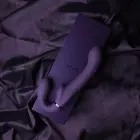 Ai strapless strap-on vibratorius su dviguba vibracija ir oro bangų stimuliatoriumi – violetinis — Nuotrauka 5