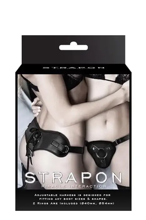 Juodas dirbtinės odos strap-on diržas su dviem žiedais