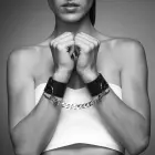 Bijoux Indiscrets MAZE Wide Cuffs чёрные – универсальные фиксаторы для запястий из искусственной кожи — Фото 2