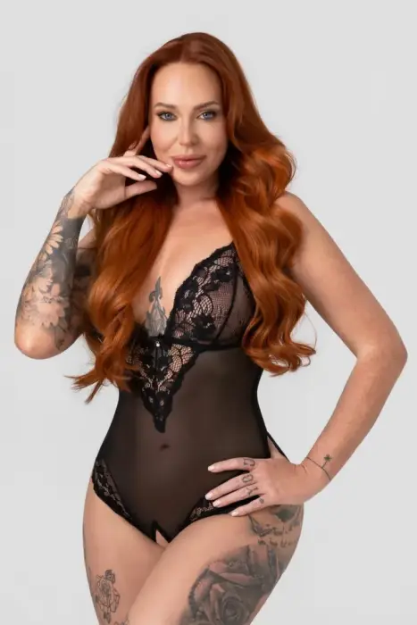 Christine Tina – body ar atvērtu starpi, dziļu V-kaklu un izgriežņiem mežģīnēs – melns – L/XL