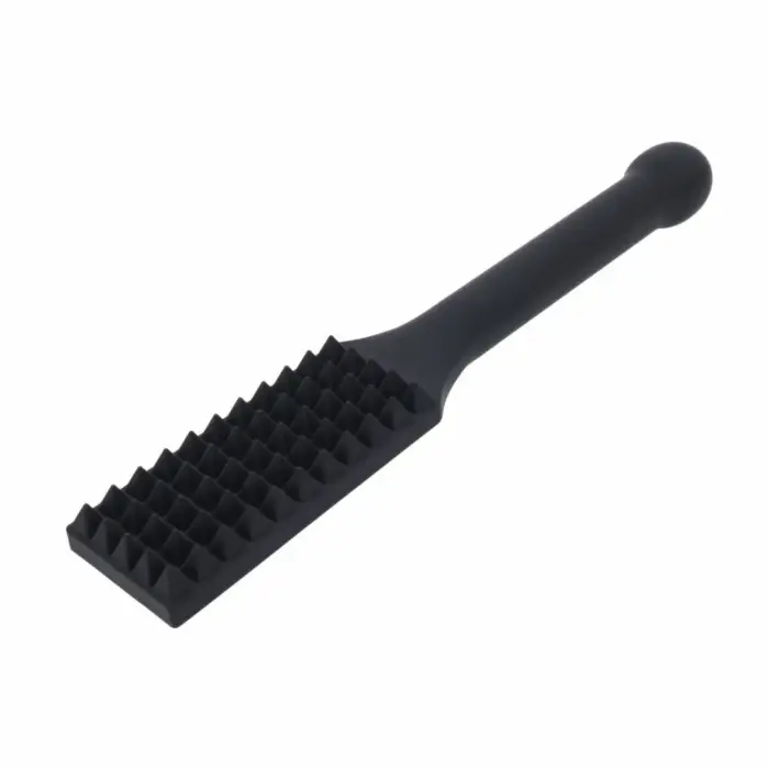 Sportsheets Edge Spiked Paddle чёрная – силиконовая шлёпалка с металлическим стержнем