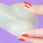 Lumino Play tumsā spīdošs dildo – 21.5 cm (8.5″) – Caurspīdīgs — Foto 15