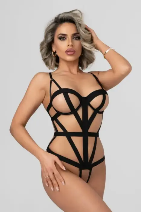 Christine Harness Cut-Out Bodysuit Partition – ģeometrisko siksniņu dizains, āda atklāta – melns – S/M