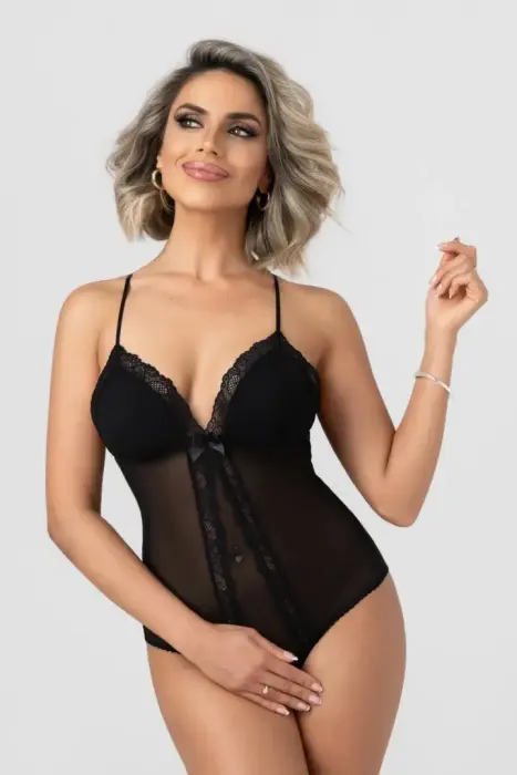 Christine Krissy – body ar atvērtu muguru un starpi, V-griezuma priekšpusi un mežģīnēm – melns – S/M