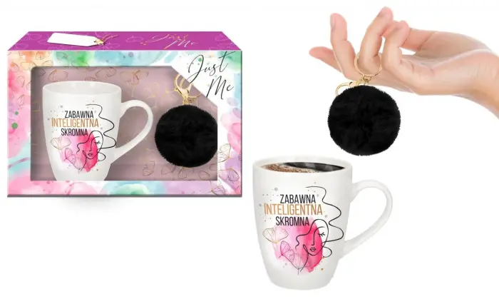 JUST ME barrel mug 300 ml + black pompom – "Zabawna, Inteligentna, Skromna"