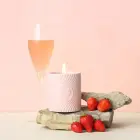 HighOnLove rozā masāžas svece Strawberries & Champagne – 120 ml — Foto 2