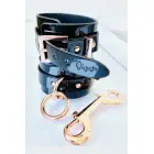 Kinky Diva blizgios dirbtinės odos čiurnų pančiai – juodi — Nuotrauka 3