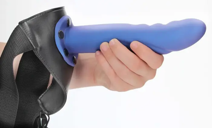 Ouch! Teksturēts izliekts dobs strap-on – metāliski zils – 8 / 20 cm Foto 9