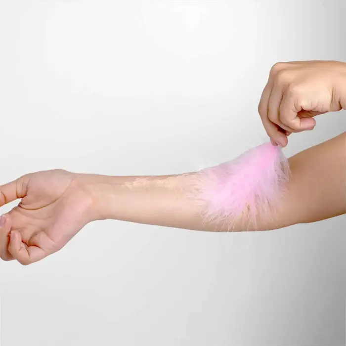 SPARKLING STRAWBERRY EDIBLE POWDER & FEATHER TICKLER KIT Cod. Foto 6