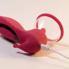 Crushious Saci Стимулятор клитора и сосков с функцией всасывания – 17.7 cm (7″) – Розовый — Фото 6