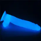 Lumino Play tumsā spīdošs dildo – 25 cm (10″) – Zils — Foto 5