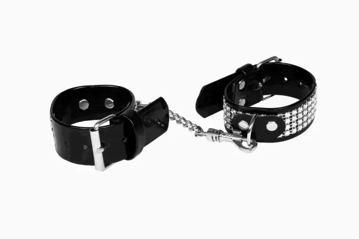 WHIPS веганские наручники из искусственной кожи с кристаллами – чёрные