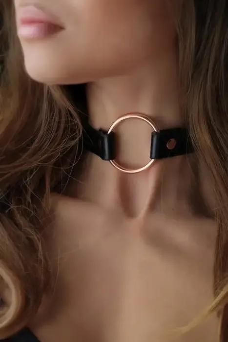 Rosy Gold adjustable choker with metal ring – black