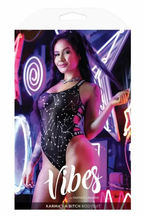Fantasy Lingerie Karma's A Bitch – tīkliņa body ar metālisku druku un regulējamām siksniņām – melns – M/L