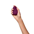 Dame Products Pom Plum – elastīgs rokas intīmais masieris — Foto 3