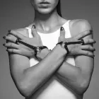 Bijoux Indiscrets Maze Simple rankos apyrankė Black Vegan Leather — Nuotrauka 2