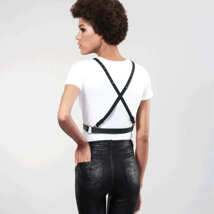 Ristlõikega dekoltee keharihm Photo