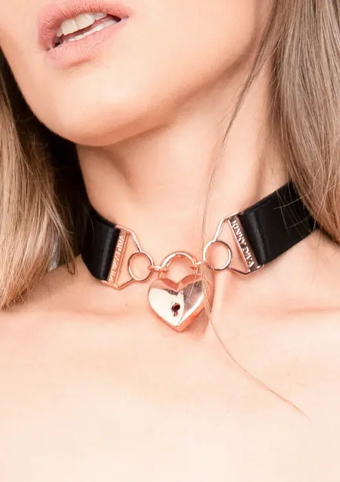 Diva Necklace Collar with Heart Charm – Black