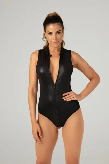 Christine Xenna – wet look bodysuit ar divvirzienu rāvējslēdzēju – melns – XXL