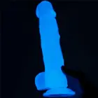 Lumino Play tumsā spīdošs dildo – 21.5 cm (8.5″) – Caurspīdīgs — Foto 4