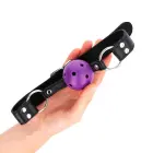 KINK дышащий кляп-шар 4cm фиолетовый – регулируемый ремешок с двойными заклепками 62.5cm — Фото 3