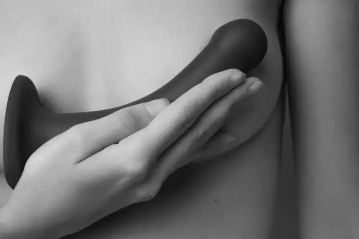 Semi-Realistic Dildo – 18 cm – Black Photo