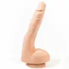 PINK ROOM Nilo anatomisks dildo ar piesūcekni – 23 cm (9″) – miesas krāsa — Foto 1