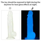 Lumino Play tumsā spīdošs dildo – 21.5 cm (8.5″) – Caurspīdīgs — Foto 11